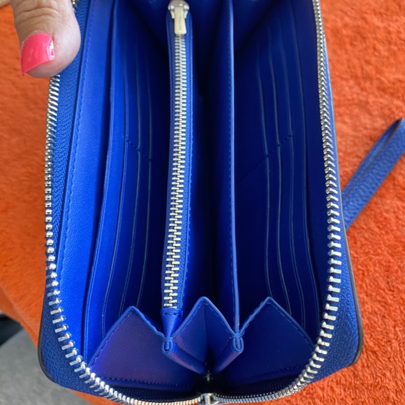 Coach Pebble Blue leather wallet with wrist strap. - Picture 3 of 4